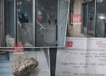 নিৰ্বাচনৰ পাছতেই গণতন্ত্ৰৰ চতুৰ্থ স্তম্ভত আঘাত! লখিমপুৰত ‘অসমীয়া প্ৰতিদিন’ৰ কাৰ্যালয়ত দুৰ্বৃত্তৰ আক্ৰমণ
