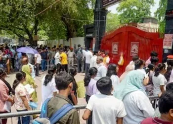 ফিজিক্সত পাইছিল মাত্ৰ ৯, ‘ডাক্তৰ’ হ’ব বিচৰা পুত্ৰৰ বাবে পিতৃয়ে ১০ লাখত কিনিছিল NEET-ৰ প্ৰশ্নকাকত