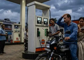 সাধাৰণ জনতাৰ মূৰত বজ্ৰপাত! বাঢ়িব পাৰে পেট্ৰ’ল-ডিজেলৰ দাম