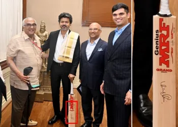 ৰাজনীতিত জয়ী হোৱাৰ পিছত বিজয়ৰ হাতত বিৰাট কোহলীৰ স্বাক্ষৰিত বেট! ফটো ভাইৰেল