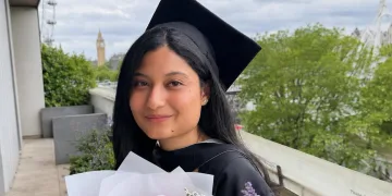 আনুষ্ঠানিকভাৱে ইউনিভাৰ্চিটি কলেজ লণ্ডনৰপৰা স্নাতকোত্তৰ ডিগ্ৰী লাভ কৰিলে কুনকী চৌধুৰীয়ে