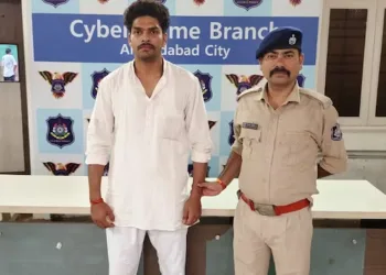 প্ৰেমৰ প্ৰস্তাৱ মানি নোলোৱাৰ বাবেই প্ৰতিশোধ ল’বলৈ যুৱতী আৰু তেওঁৰ মাতৃৰ নগ্ন ছবি ভাইৰেল কৰিলে যুৱকে
