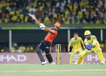 প্লে অফত চেন্নাইক হৰুৱালে হায়দৰাবাদে; ধোনীৰ ফটোশ্বুট দেখি আৱেগত উথলি উঠিল চিপক
