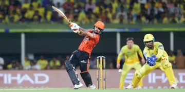 প্লে অফত চেন্নাইক হৰুৱালে হায়দৰাবাদে; ধোনীৰ ফটোশ্বুট দেখি আৱেগত উথলি উঠিল চিপক