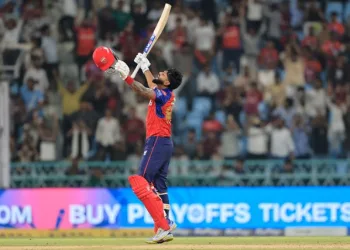 শ্ৰেয়াছ আয়াৰৰ বিধ্বংসী শতকেৰে লক্ষ্ণৌক পৰাস্ত কৰি প্লে অফৰ দৌৰত বৰ্তি থাকিল পঞ্জাৱ