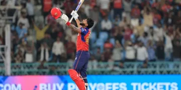 শ্ৰেয়াছ আয়াৰৰ বিধ্বংসী শতকেৰে লক্ষ্ণৌক পৰাস্ত কৰি প্লে অফৰ দৌৰত বৰ্তি থাকিল পঞ্জাৱ
