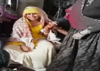 চাৰিজনক হত্যা কৰি শোকসন্তপ্তৰ সৈতে কন্দা কটা; পাষাণ অন্তৰৰ মহিলাৰ অভিনয়ে সৃষ্টি কৰিছে চাঞ্চল্য