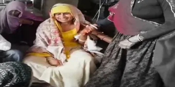 চাৰিজনক হত্যা কৰি শোকসন্তপ্তৰ সৈতে কন্দা কটা; পাষাণ অন্তৰৰ মহিলাৰ অভিনয়ে সৃষ্টি কৰিছে চাঞ্চল্য
