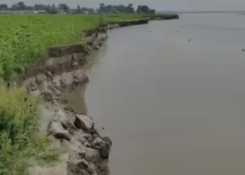ব্ৰহ্মপুত্ৰৰ বুকুত জাহ যাব নেকি শতিকা পুৰণি জলেশ্বৰ বজাৰ! খহনীয়া ৰোধত বিধায়কৰ ব্যৰ্থতাক লৈ ক্ষোভিত ৰাইজ