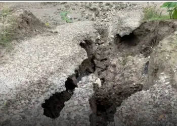 সামান্য বৰষুণতেই উটি গ’ল নৱনিৰ্মিত ঘাইপথৰ একাংশ! চৰকাৰ আৰু ঠিকাদাৰী প্ৰতিষ্ঠানৰ বিৰুদ্ধে তীব্ৰ ক্ষোভ ৰাইজৰ