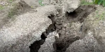 সামান্য বৰষুণতেই উটি গ’ল নৱনিৰ্মিত ঘাইপথৰ একাংশ! চৰকাৰ আৰু ঠিকাদাৰী প্ৰতিষ্ঠানৰ বিৰুদ্ধে তীব্ৰ ক্ষোভ ৰাইজৰ