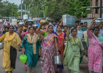 ‘ঘৰ ঘৰ নল, ঘৰ ঘৰ জল’ এতিয়া ‘ঘৰ ঘৰ চকুপানী’! হাতে হাতে খালী কলহ লৈ চন্দ্ৰপুৰত ৰাজপথলৈ ওলাই আহিল জনতা
