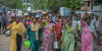 ‘ঘৰ ঘৰ নল, ঘৰ ঘৰ জল’ এতিয়া ‘ঘৰ ঘৰ চকুপানী’! হাতে হাতে খালী কলহ লৈ চন্দ্ৰপুৰত ৰাজপথলৈ ওলাই আহিল জনতা