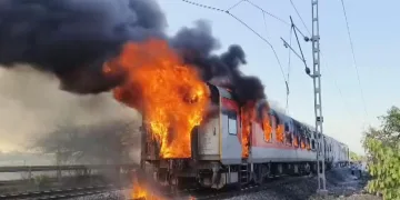 ৰাজধানী এক্সপ্ৰেছৰ ডবাত ভয়ংকৰ অগ্নিকাণ্ড, কথমপি ৰক্ষা পৰিল যাত্ৰীসকল