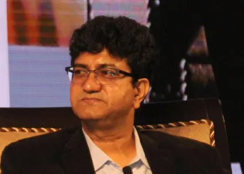 প্ৰসাৰ ভাৰতীৰ নতুন অধ্যক্ষ হিচাপে বিশিষ্ট গীতিকাৰ প্ৰসুন যোশীক নিযুক্তি