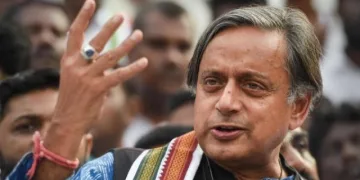 ‘তেওঁলোকৰ পৰা শিকিবলগীয়া আছে’, অসম-পশ্চিমবংগত গেৰুৱা ধুমুহাৰ পিছত কিয় এনেদৰে ক’লে শশী থাৰুৰে?