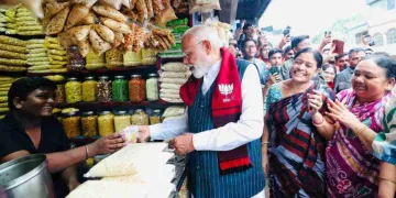 প্ৰধানমন্ত্ৰী মোদীক ঝালমুৰি খুৱাই বিপদত বিক্ৰেতা বিক্ৰম ছাও
