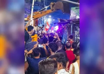 মাজনিশা কলকাতাৰ তৃণমূল কংগ্ৰেছৰ কাৰ্যালয়ত চলিল বুলড’জাৰ, মাংসৰ দোকান ভঙাৰ অভিযোগ টিএমচিৰ