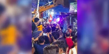 মাজনিশা কলকাতাৰ তৃণমূল কংগ্ৰেছৰ কাৰ্যালয়ত চলিল বুলড’জাৰ, মাংসৰ দোকান ভঙাৰ অভিযোগ টিএমচিৰ