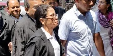নিৰ্বাচনোত্তৰ হিংসাৰ বিচাৰ বিচাৰি অধিবক্তাৰ সাজত উচ্চ ন্যায়ালয়ত উপস্থিত মমতা বেনাৰ্জী