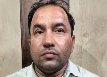 “ডাৰ্লিং, তোমাৰ বাবে প্ৰশ্নকাকত যোগাৰ কৰিছোঁ”: ছাত্ৰীক অশ্লীল প্ৰস্তাৱ দি গ্ৰেপ্তাৰ অধ্যাপক