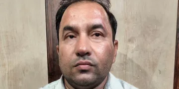 “ডাৰ্লিং, তোমাৰ বাবে প্ৰশ্নকাকত যোগাৰ কৰিছোঁ”: ছাত্ৰীক অশ্লীল প্ৰস্তাৱ দি গ্ৰেপ্তাৰ অধ্যাপক