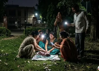 চৰকাৰী চিকিৎসালয়ৰ বন্ধ গেট: ম’বাইলৰ পোহৰত চিকিৎসালয়ৰ পাৰ্কতে সন্তান জন্ম দিলে মহিলাই