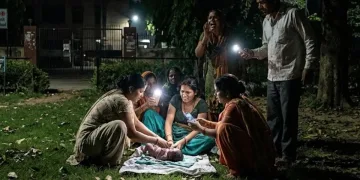 চৰকাৰী চিকিৎসালয়ৰ বন্ধ গেট: ম’বাইলৰ পোহৰত চিকিৎসালয়ৰ পাৰ্কতে সন্তান জন্ম দিলে মহিলাই