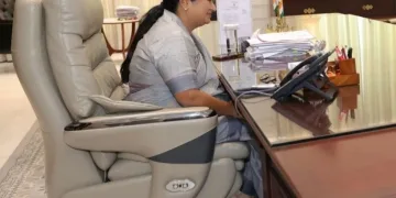 ৰেখা গুপ্তাৰ বিলাসী চকীক লৈ তীব্ৰ বিতৰ্ক, মূল্য শুনিলে আচৰিত হ’ব আপুনিও
