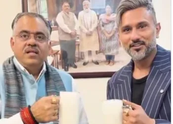 পঞ্জাৱ বিধানসভা নিৰ্বাচনৰ পূৰ্বে বিজেপিৰ জ্যেষ্ঠ নেতা তৰুণ চুগক সাক্ষাৎ য়’ য়’ হানী সিঙৰ, আছে নেকি কিবা ৰহস্য?