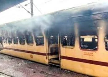 পুনৰ যাত্ৰীবাহী ৰে’লত ভয়ংকৰ অগ্নিকাণ্ড; ষ্টেচনত আতংকিত হৈ দৌৰাদৌৰি যাত্ৰীৰ