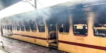 পুনৰ যাত্ৰীবাহী ৰে’লত ভয়ংকৰ অগ্নিকাণ্ড; ষ্টেচনত আতংকিত হৈ দৌৰাদৌৰি যাত্ৰীৰ
