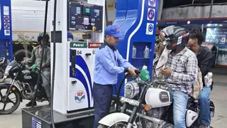 দুসপ্তাহৰ ভিতৰতে চাৰিবাৰ! পুনৰ বৃদ্ধি পালে পেট্ৰ’ল-ডিজেলৰ দাম; অত্যাৱশ্যকীয় সামগ্ৰীৰ মূল্যবৃদ্ধিৰ আশংকা