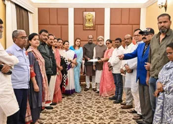 এন চি পি আইত ২০ জন বিদ্ৰোহী তৃণমূল সাংসদ; আইনী জটিলতাৰ পৰা হাত সাৰিবলৈকে ‘অস্বীকৃতিপ্ৰাপ্ত’ দলত যোগদান