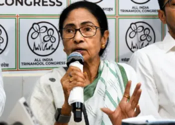 কলকাতাৰ মমতা বেনাৰ্জীৰ বাসগৃহত চিআইডি দলৰ অভিযান ইফালে দিল্লীত ছোনিয়া গান্ধীৰ সৈতে বৈঠক