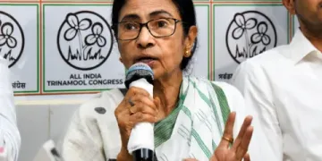 কলকাতাৰ মমতা বেনাৰ্জীৰ বাসগৃহত চিআইডি দলৰ অভিযান ইফালে দিল্লীত ছোনিয়া গান্ধীৰ সৈতে বৈঠক