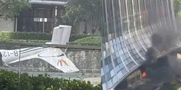 বেজিঙত চীনৰ আটাইতকৈ সুউচ্চ অট্টালিকাত খুন্দা মাৰি ভাঙি পৰিল বিমান; চহৰত চৰম আতংক