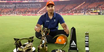 ট্ৰফীৰ লগতে আই পি এলত টকাৰ বৰষুণ; কোনে কিমান টকা পালে? কোনে পালে কি পুৰস্কাৰ?