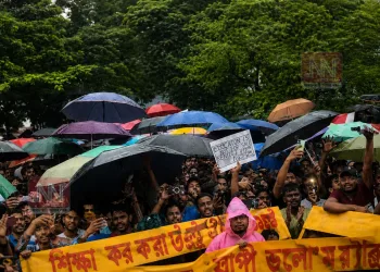 ছ’চিয়েল মিডিয়াৰ পৰা ৰাজপথলৈ ‘ককৰোচ’ৰ সংগ্ৰাম! ‘নীট’ কেলেংকাৰীৰ প্ৰতিবাদত শিক্ষামন্ত্ৰীৰ পদত্যাগ বিচাৰি উত্তাল বেংগালুৰু