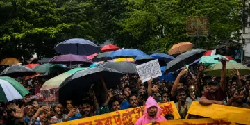 ছ’চিয়েল মিডিয়াৰ পৰা ৰাজপথলৈ ‘ককৰোচ’ৰ সংগ্ৰাম! ‘নীট’ কেলেংকাৰীৰ প্ৰতিবাদত শিক্ষামন্ত্ৰীৰ পদত্যাগ বিচাৰি উত্তাল বেংগালুৰু
