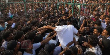 কেমেৰাৰ সন্মুখতে চৰ সোধালে! জয়পুৰত ‘ককৰোচ জনতা পাৰ্টী’ৰ প্ৰতিষ্ঠাপক অভিজিৎ ডিপকেক প্ৰহাৰ
