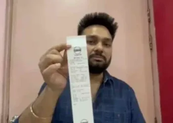 গাড়ীৰ টেংক ৪৫ লিটাৰৰ, বিল আহিল ৫২ লিটাৰৰ! পেট্ৰ’ল পাম্পৰ বিৰুদ্ধে প্ৰতাৰণাৰ অভিযোগ
