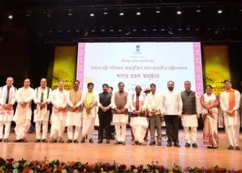 ১২ গৰাকী মন্ত্ৰীয়ে শপত লোৱাৰ পিছতেই কেবিনেট বৈঠকৰ আহ্বান মুখ্যমন্ত্ৰীৰ
