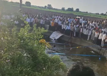মহাৰাষ্ট্ৰত ভয়ংকৰ দুৰ্ঘটনা : কুঁৱাত বাহন পৰি ৮ তীৰ্থযাত্ৰীৰ মৃত্যু, ৭ জন আহত