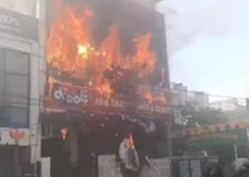 লখনৌৰ কোচিং চেণ্টাৰত ভয়ংকৰ অগ্নিকাণ্ড, ১৩ জনৰ মৃত্যু : প্ৰাণ বচাবলৈ ওপৰৰ পৰা জঁপিয়ালে ছাত্ৰ-ছাত্ৰীয়ে