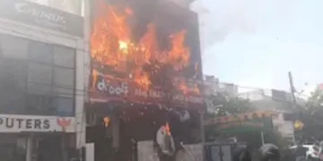 লখনৌৰ কোচিং চেণ্টাৰত ভয়ংকৰ অগ্নিকাণ্ড, ১৩ জনৰ মৃত্যু : প্ৰাণ বচাবলৈ ওপৰৰ পৰা জঁপিয়ালে ছাত্ৰ-ছাত্ৰীয়ে