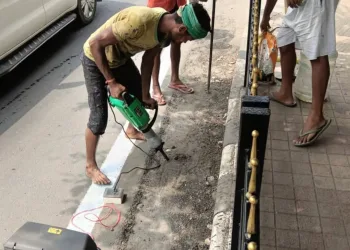 আলহীক দেখুৱাবলৈ গুৱাহাটীৰ পকী পথ ফুটাই গছপুলি ৰোপণ! প্ৰশাসনৰ আজব কাণ্ডক লৈ সৰৱ ছাত্ৰ সমাজ আৰু সচেতন মহল