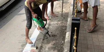 আলহীক দেখুৱাবলৈ গুৱাহাটীৰ পকী পথ ফুটাই গছপুলি ৰোপণ! প্ৰশাসনৰ আজব কাণ্ডক লৈ সৰৱ ছাত্ৰ সমাজ আৰু সচেতন মহল
