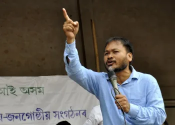 শিৱসাগৰত সৰৱ বিধায়ক অখিল গগৈ : ৰংঘৰ প্ৰকল্পৰ লেহেমীয়া কামক লৈ ফোনতে ঠিকাদাৰক তীব্ৰ ধমক