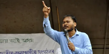শিৱসাগৰত সৰৱ বিধায়ক অখিল গগৈ : ৰংঘৰ প্ৰকল্পৰ লেহেমীয়া কামক লৈ ফোনতে ঠিকাদাৰক তীব্ৰ ধমক